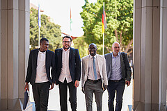 Von links nach rechts: Dr Takudzwa Musekiwa (Koordinator des UKUDLA-Graduiertenzentrums), Dr. Kimon Kieslich (UKUDLA Postdoktorand), Dr Ayinde Usman (UKUDLA Chair Data Science, interim), Dr. Marcus Giese (UKUDLA Project Manager) // From left to right: Dr Takudzwa Musekiwa (UKUDLA Graduate Centre Coordinator), Dr. Kimon Kieslich (UKUDLA Postdoctoral Researcher), Dr Ayinde Usman (UKUDLA Lehrstuhlinhaber für Datenwissenschaft, interim), Dr. Marcus Giese (UKUDLA Projektmanager)