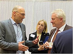 UKUDLA Projektmanager Dr. Marcus Giese im Gespräch mit Bundesminister Alois Rainer. Anlässlich des Besuchs des Deutsch-Afrikanischen Fachzentrums UKUDLA an der University of the Western Cape in Kapstadt wurde die Bedeutung internationaler Agrarforschung hervorgehoben, bei der die Universität Hohenheim eine führende Rolle in Deutschland spielt. // UKUDLA Project Manager Dr. Marcus Giese in conversation with Federal Minister Alois Rainer. During the Minister’s visit to the German African Centre of Excellence UKUDLA at the University of the Western Cape in Cape Town, the importance of international agricultural research was highlighted, a field in which the University of Hohenheim plays a leading role in Germany. // BM Alois Rainer, Dr. Marcus Giese und Dr. Kimon Kieslich anlässlich des Ministerbesuchs am Deutsch-Afrikanischen Fachzentrums UKUDLA an der University of the Western Cape, Kapstadt, Südafrika.